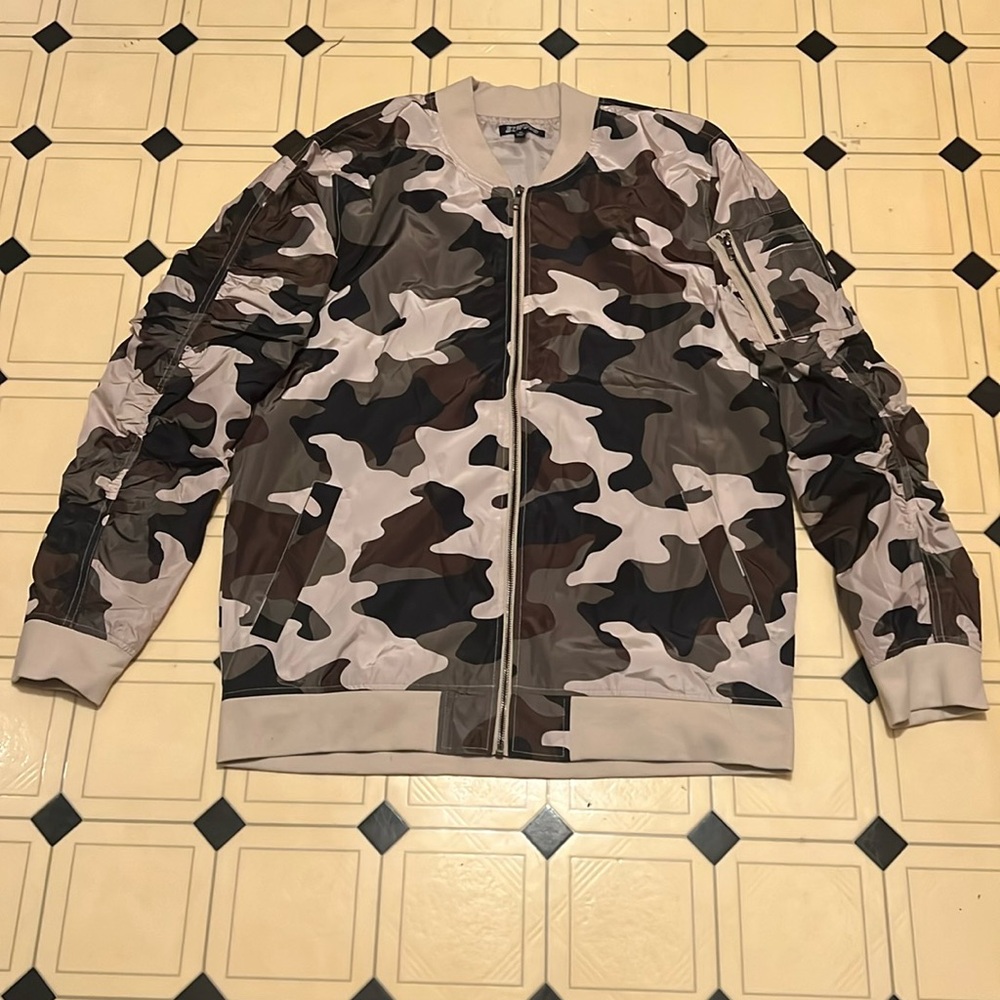 Elwood side pocket camouflage lightweight zip down jacket size XL EUC